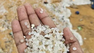 केरल तट के निकट लाइबेरियन जहाज डूबा, जहाज पर खतरनाक सामग्री और प्लास्टिक नर्डल्स से पर्यावरण संकट/Liberian ship sinks near Kerala coast, environmental crisis due to hazardous material and plastic nurdles on board