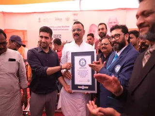 वाराणसी में 1 घंटे में 2.5 लाख पौधे लगाकर बना गिनीज वर्ल्ड रिकॉर्ड